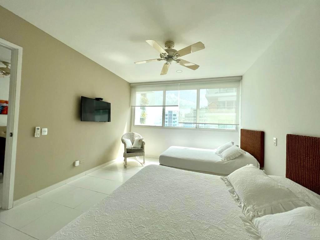 卡塔赫纳Hermoso apartamento familiar /acceso directo a la playa. Morros 3的一间卧室配有两张床和吊扇