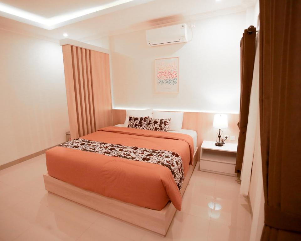 日惹Omah Nayan的一间卧室设有两张床和窗户。