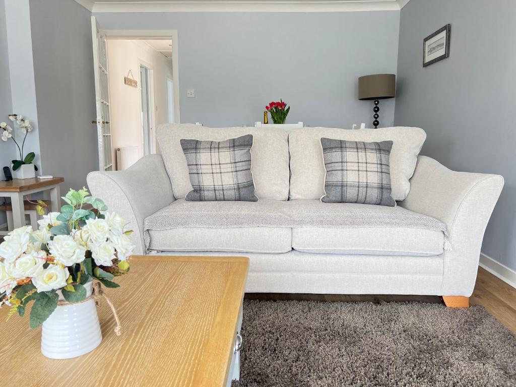 塞拉戴克Dragonfly - HOT TUB luxury two bedroom cottage的带沙发和咖啡桌的客厅