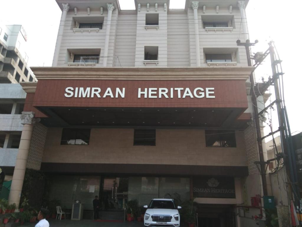 赖布尔Simran Heritage(Business Hotel的停车场位于酒店前