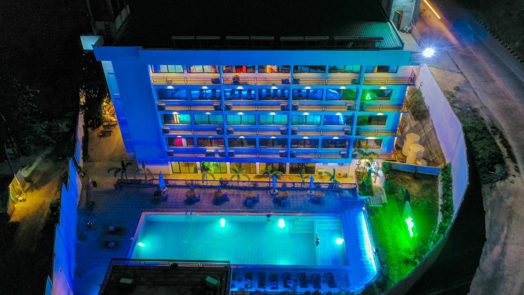 爱妮岛Villa Israel Ecopark El Nido的享有酒店顶部的景色,晚上设有游泳池