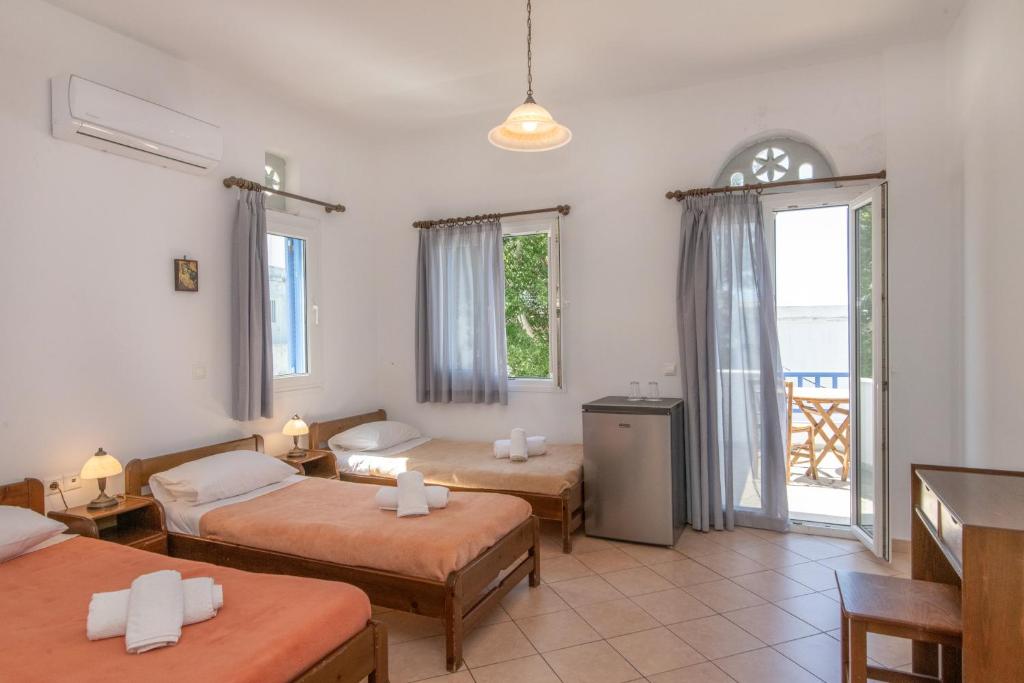 提诺斯Esperides的酒店客房设有两张床和一个阳台。