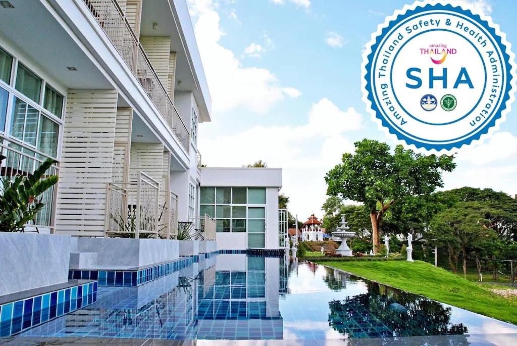 浦阿普阿德景观精品度假酒店的一座带游泳池的建筑前的标志