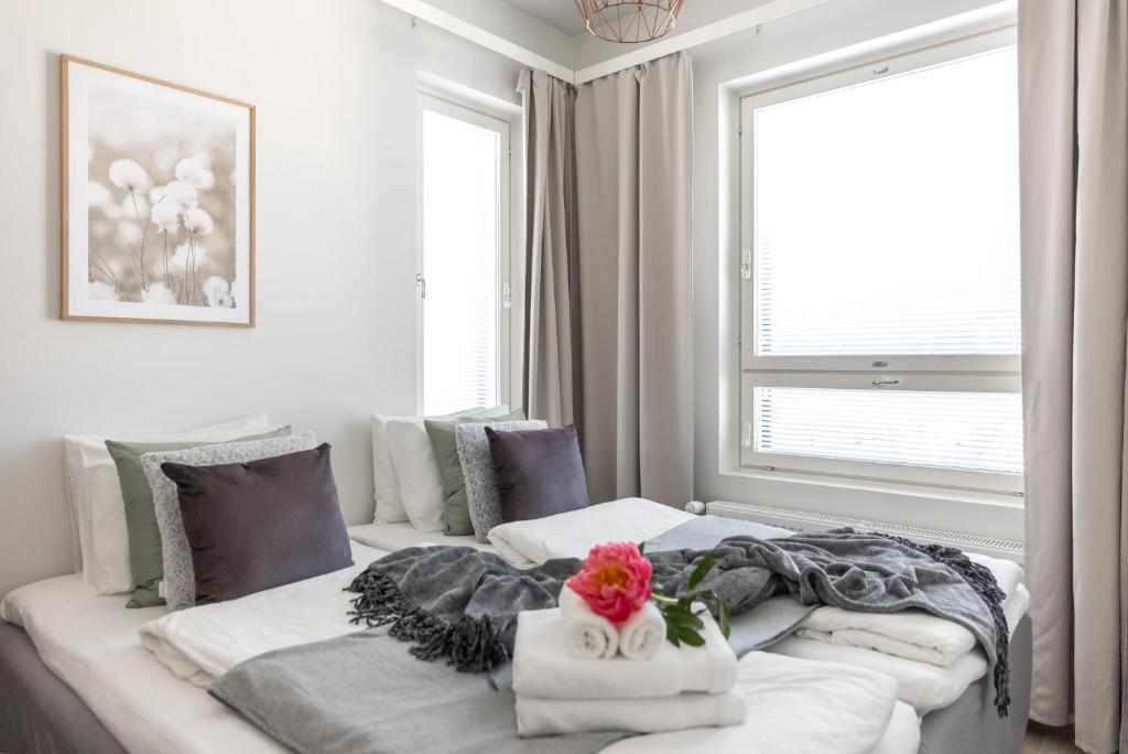 罗瓦涅米Arctic Penthouse City Suite的一间卧室配有一张白色大床,床上有鲜花