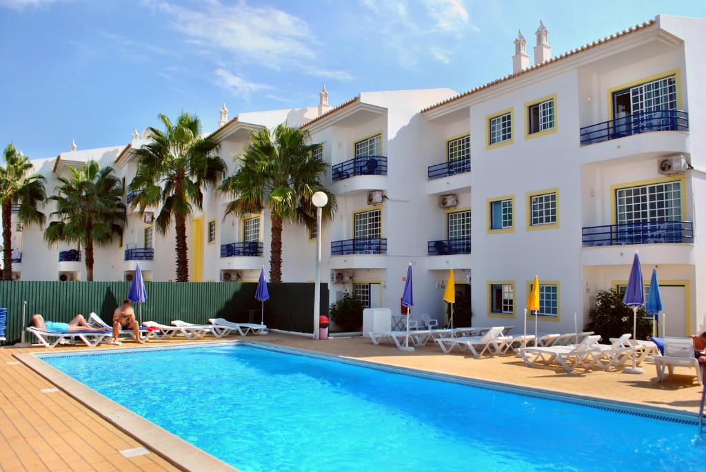 阿尔布费拉赛雷亚大浦公寓的大楼前设有游泳池的酒店