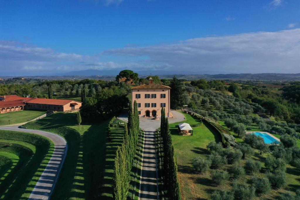 阿夸维瓦Relais Villa Grazianella | UNA Esperienze的享有花园房屋的空中景致