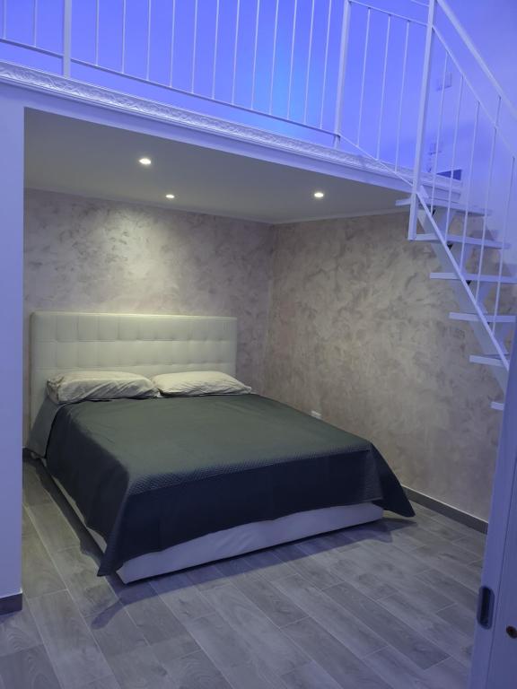 巴里La Perla di Ele的一间卧室设有一张床和一个楼梯