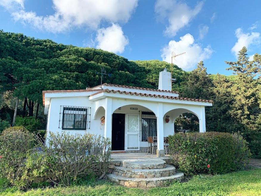 塔里法Finca Dos Vientos Tarifa的山前的白色小房子