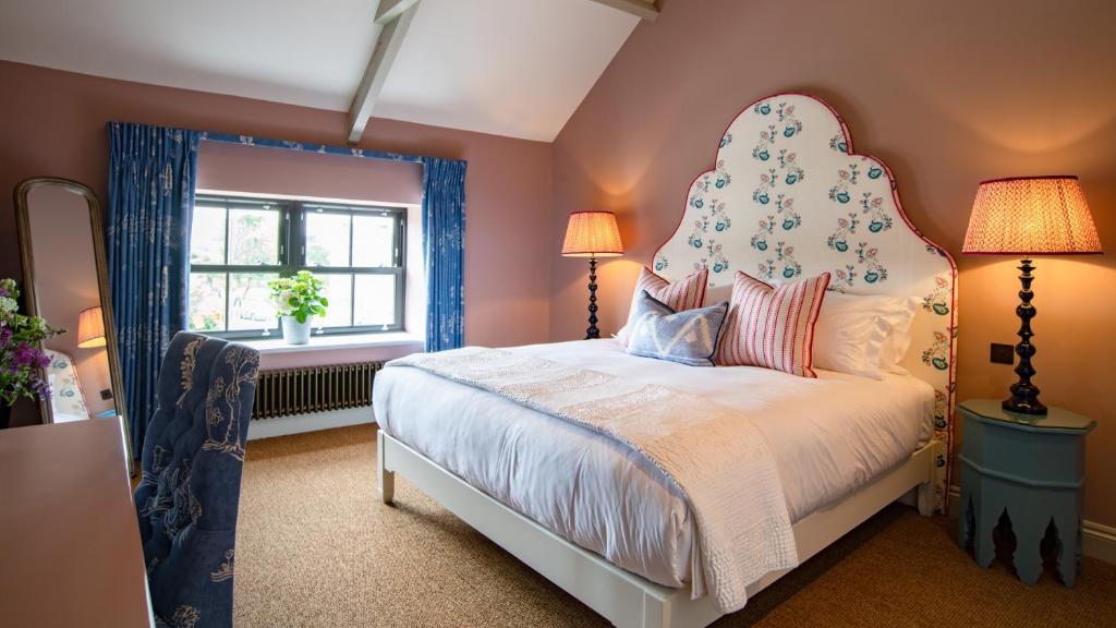 考布里奇The White Lion Cowbridge的一间卧室配有一张大床和大床头板