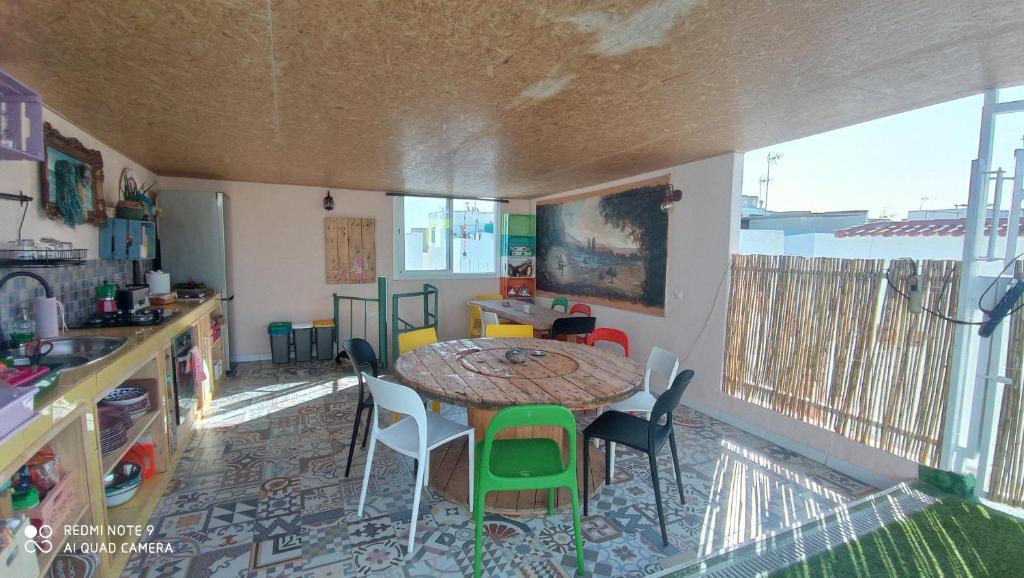 马斯帕洛马斯Casa Mamre的一间厨房,里面配有桌椅