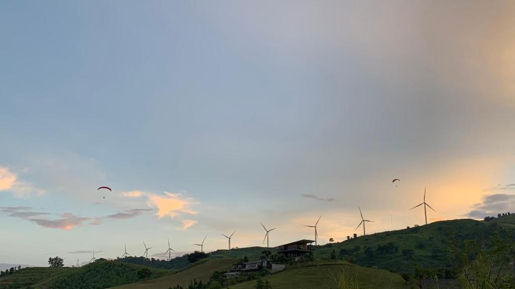 碧差汶Likit Kirin Khao Kho的山顶上一组风力涡轮机