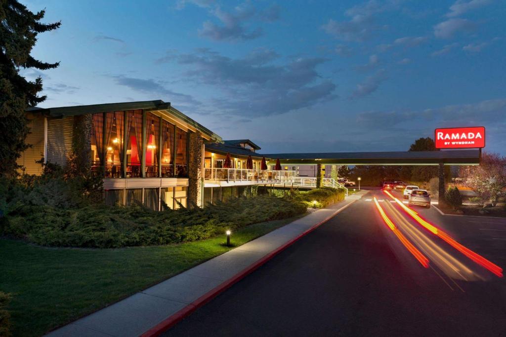 斯波坎斯波坎机场华美达酒店的夜间在路边的建筑物