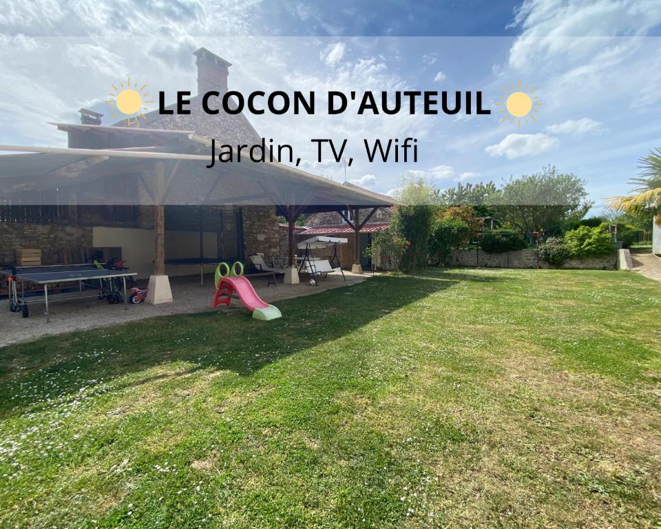 AuteuilLE COCON D'AUTEUIL - ICI CONCIERGERIE的一张带游乐场的院子的照片