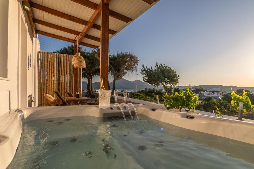 阿达玛斯Kallia's Suites Milos的房屋后院的热水浴池