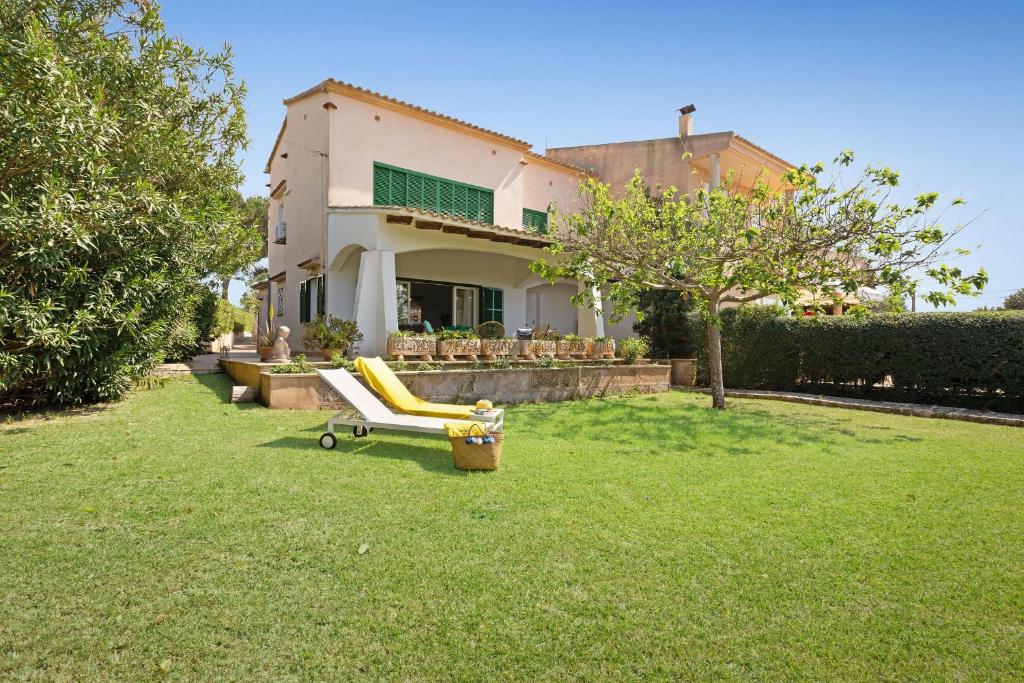 柳奇马约尔Villa Can Contestí的院子内有长凳的房子