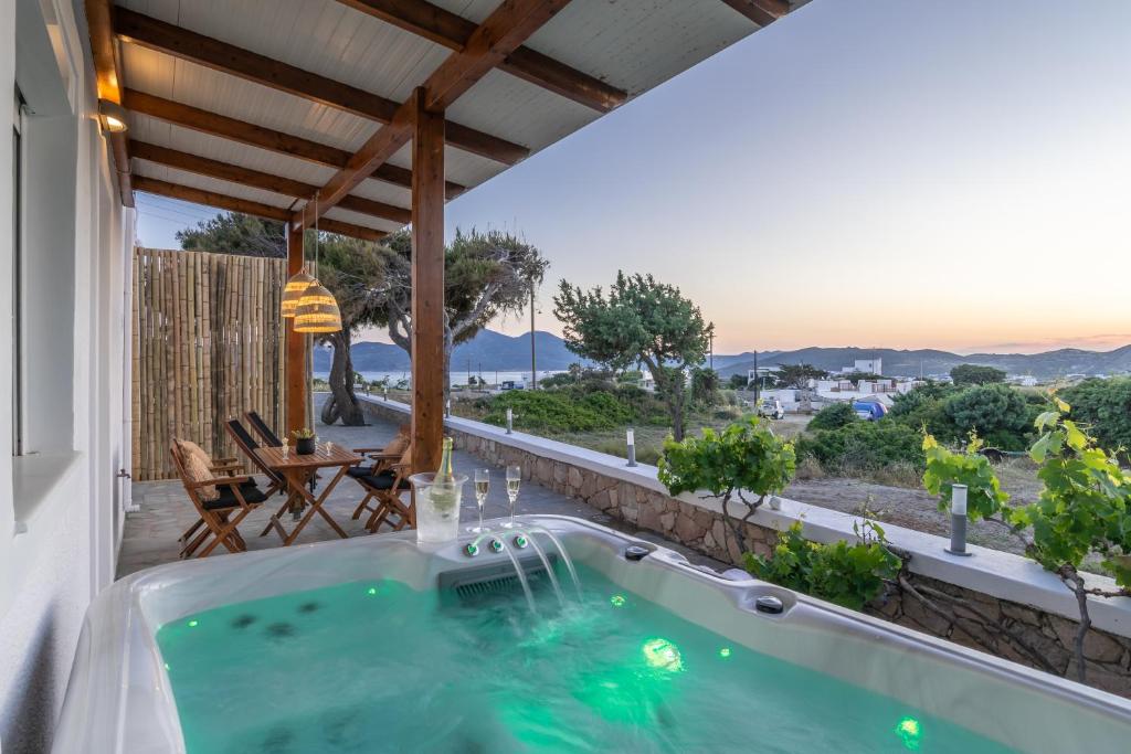 阿达玛斯Kallia's Suites Milos的房屋庭院的热水浴池