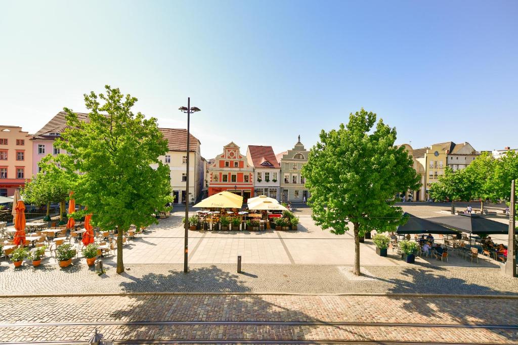 科特布斯Altstadt Apartment Deluxe的一座拥有桌子和树木的城镇广场