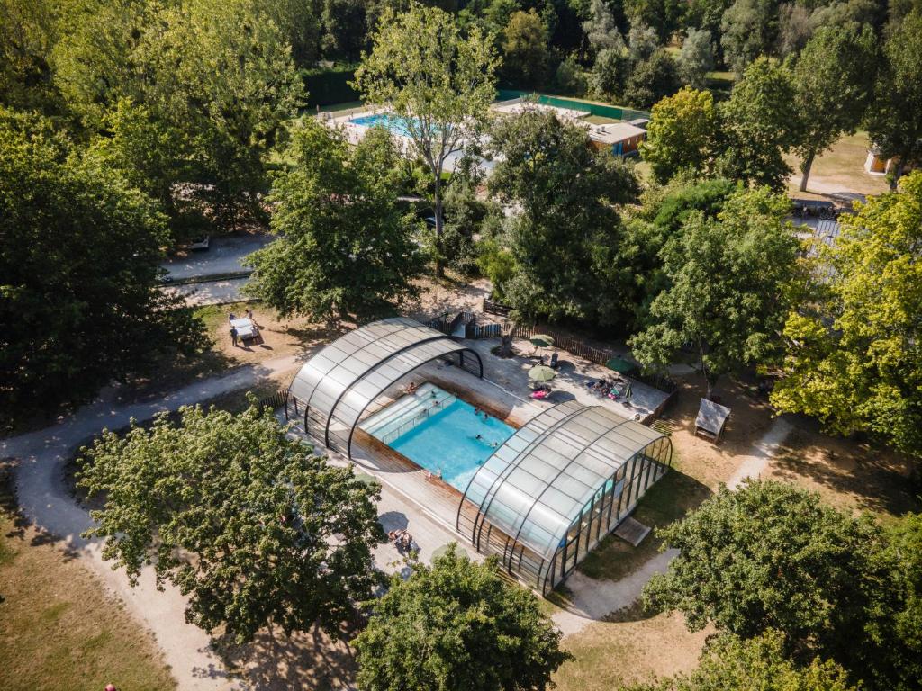 布拉西厄Huttopia Les Châteaux的公园游泳池的顶部景色