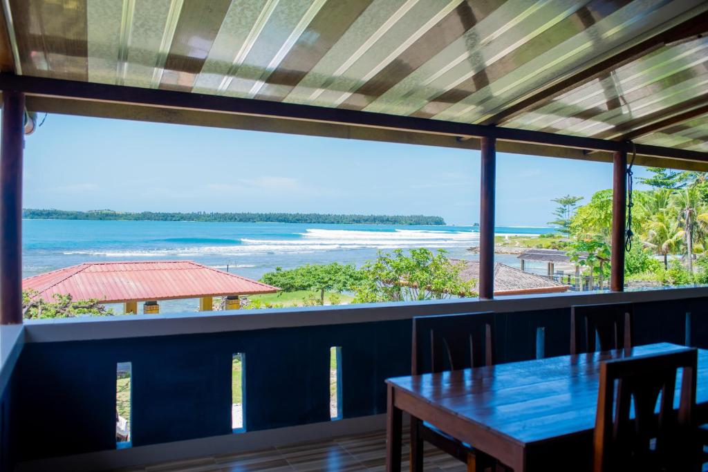 LagudriYuni Surf House的一间设有桌子的海景用餐室