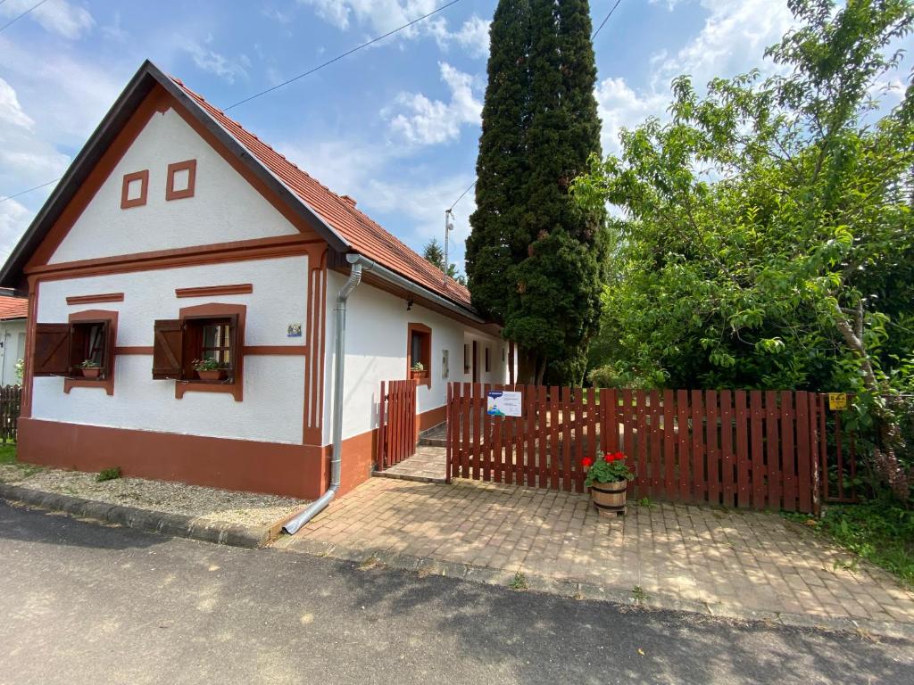 SzaknyérHétmérföldes Vendégház的白色的小房子,设有木栅栏