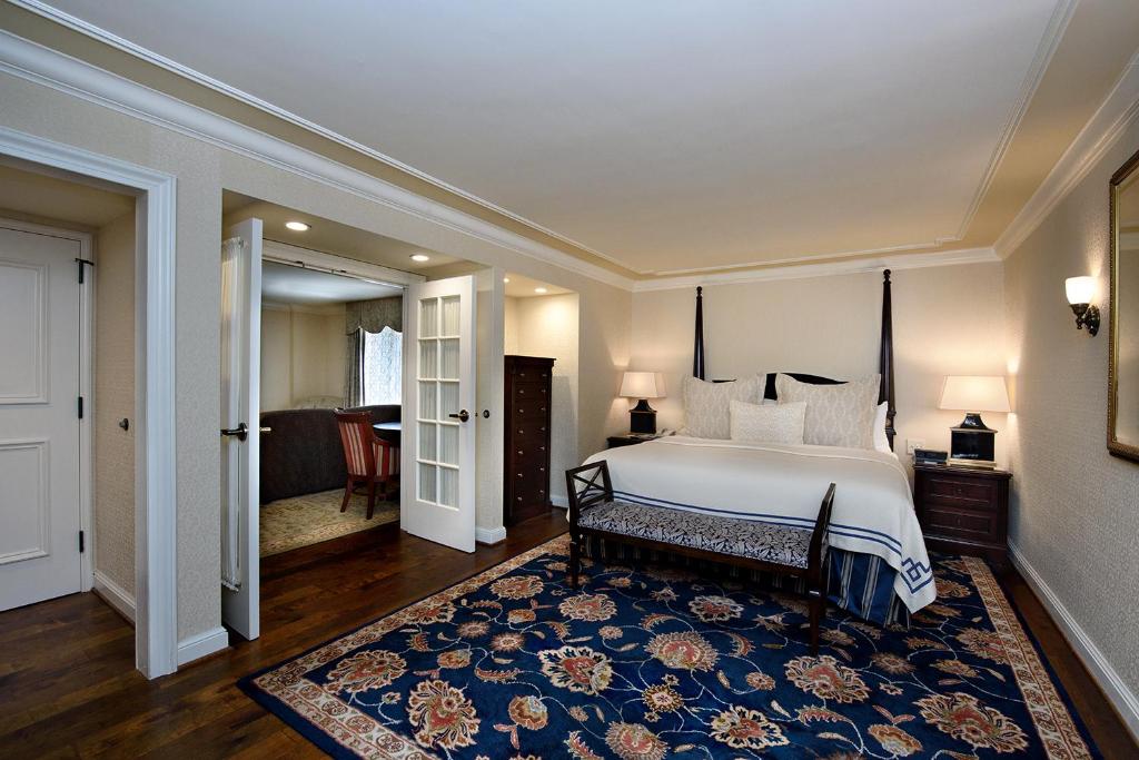达拉姆华盛顿杜克高尔夫俱乐部旅馆的一间卧室设有一张床和一间客厅。