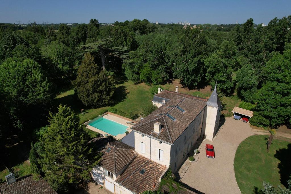 阿尔蒂盖普雷博尔多Château Fleur D'Aya的享有带游泳池的房屋的空中景致