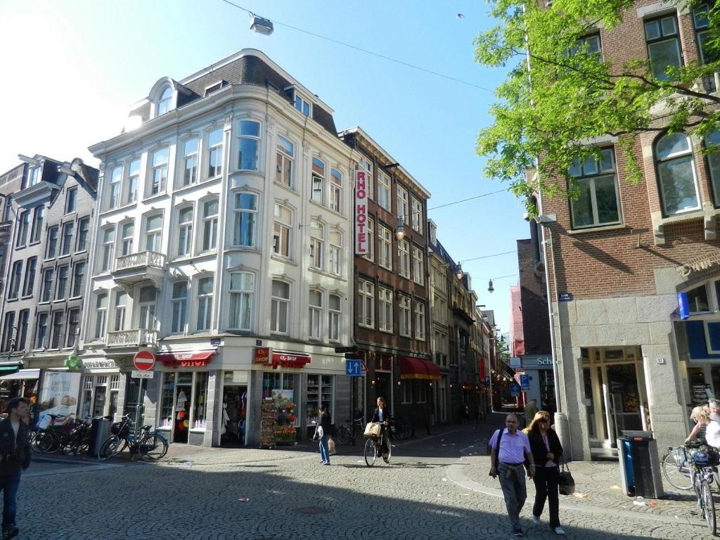 阿姆斯特丹罗佩罗酒店的一群人沿着城市街道走着
