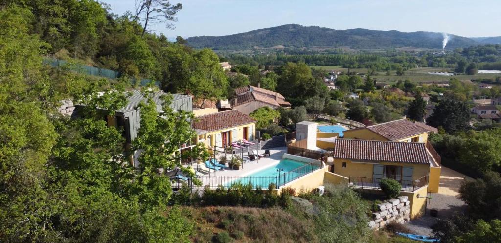 萨拉瓦Gîtes Le Bouzet的享有带游泳池的房屋的空中景致