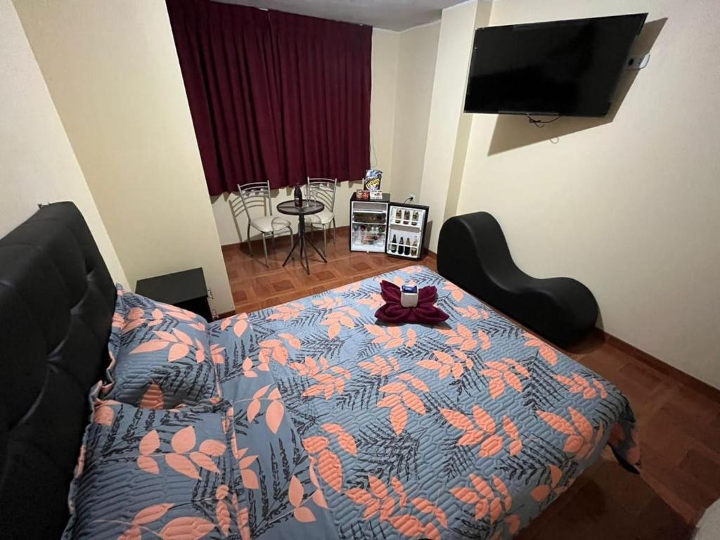 卢里甘乔Hostal Kmr的一间卧室配有一张带彩色毯子的床