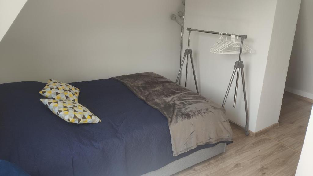 克罗奇琴科Domek na Górce的一间卧室配有一张带蓝色棉被和灯的床