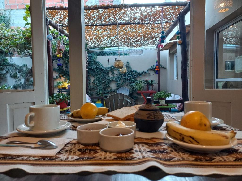 卡法亚特La Morada Hostal的一张桌子,上面放香蕉和其他水果