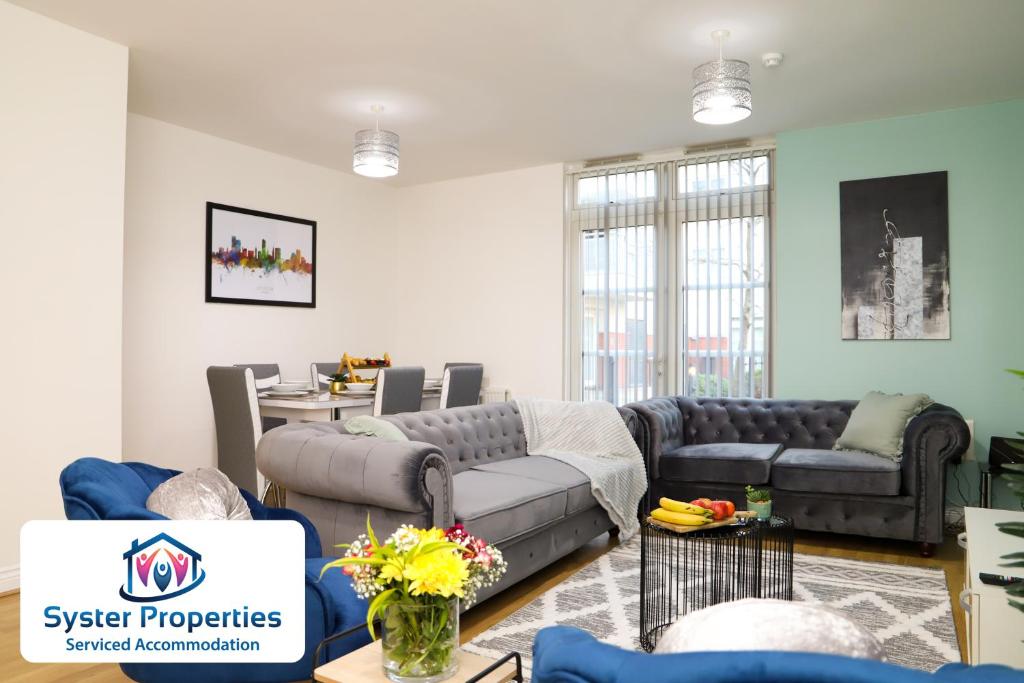 莱斯特Syster Properties Leicester large home for Contractors, Families , Groups的客厅配有沙发和桌子