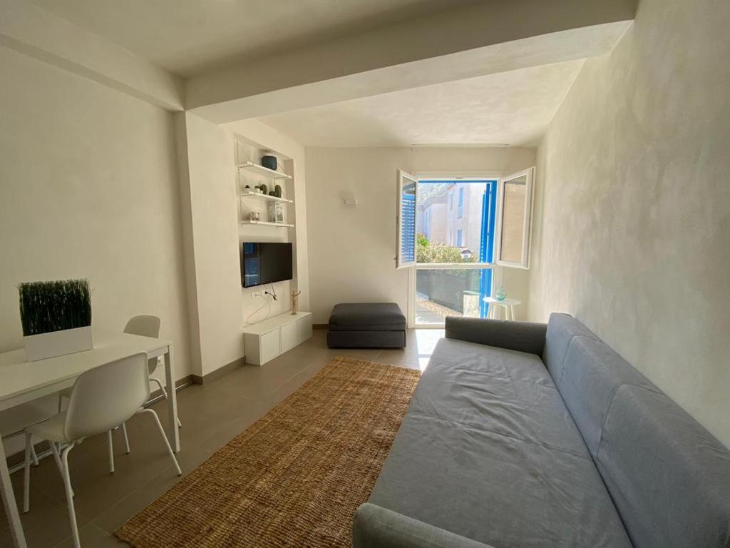马里迪莫伊尔科拉洛公寓的客厅配有沙发、桌子和书桌
