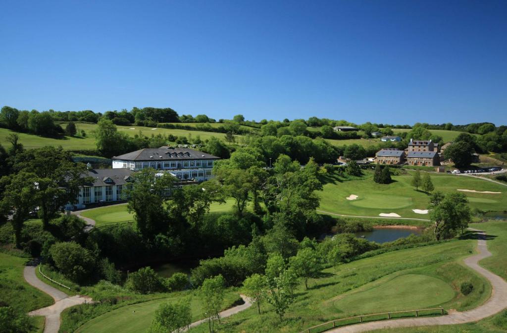 达特茅斯最佳西方达特茅斯高尔夫水疗乡村民宿的享有度假村高尔夫球场的空中景致