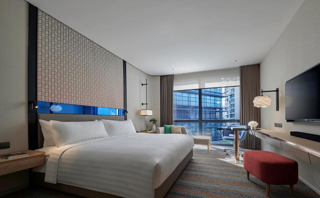 吉隆坡吉隆坡阿玛瑞酒店的酒店客房设有一张大床和一台电视。