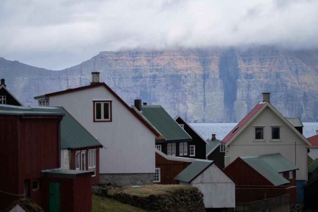 Við Gjógv4 BR House / Scenic Village / Nature / Hiking的一组以山为背景的房屋