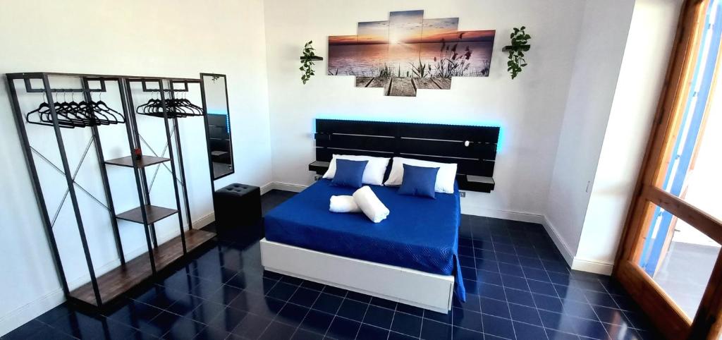 托里德欧索VILLA LEA的一间卧室配有一张带蓝色床单和枕头的床。