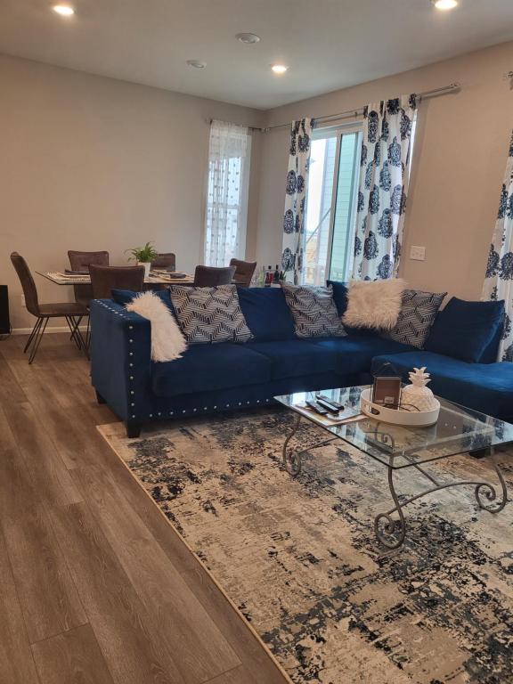 奥罗拉Nile Haven的客厅配有蓝色的沙发和玻璃桌