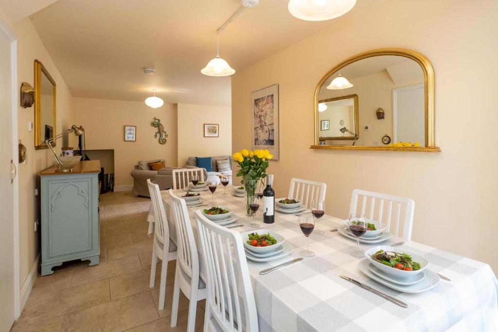 AldringhamWillow House的用餐室配有白色椅子和桌子