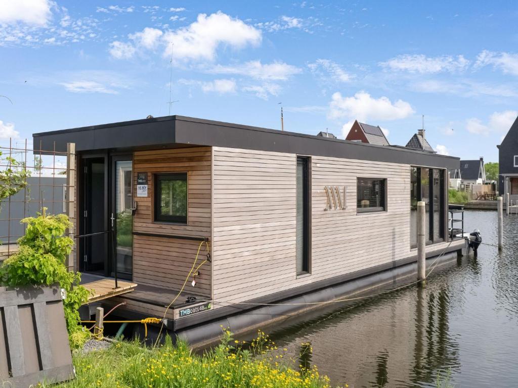 斯塔福伦Brand new Boathouse on the water in Stavoren with a garden的水体上的船屋
