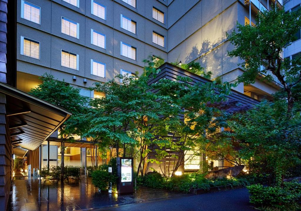 东京东京庭之酒店的前面有树木的大建筑
