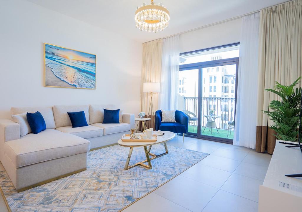 迪拜Nasma Luxury Stays - Fancy Apartment With Balcony Close To MJL's Souk的客厅配有沙发和桌子