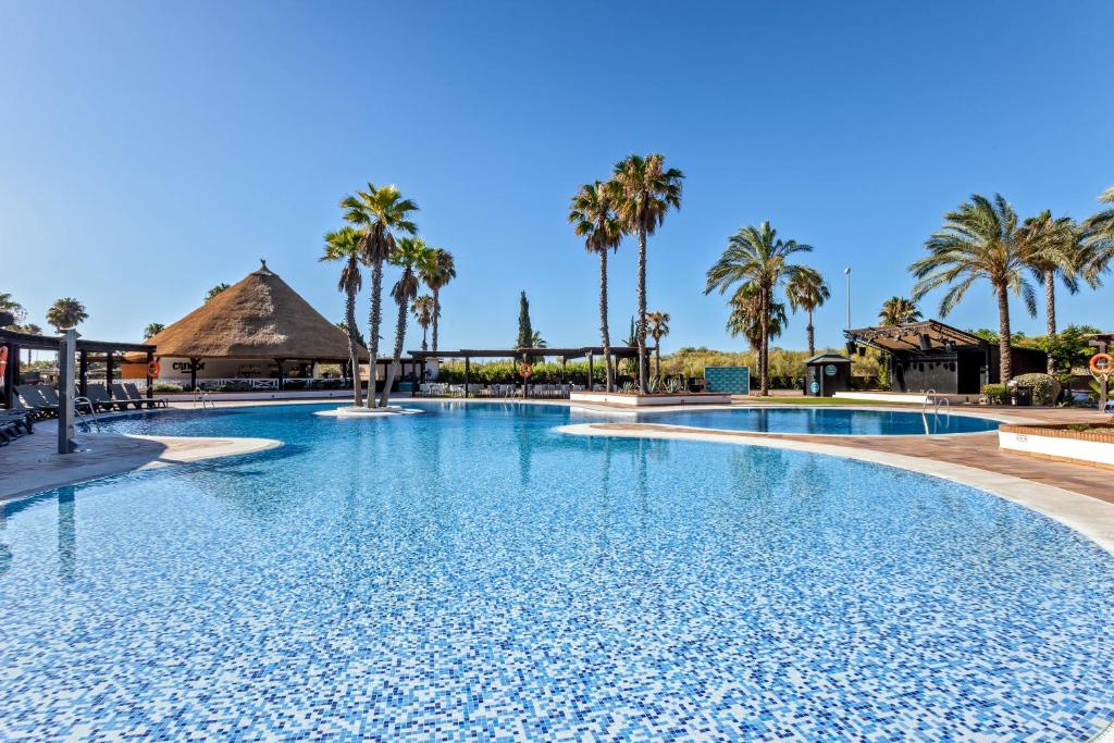 克莉丝蒂娜岛克里斯蒂娜岛西方酒店的棕榈树度假村的游泳池