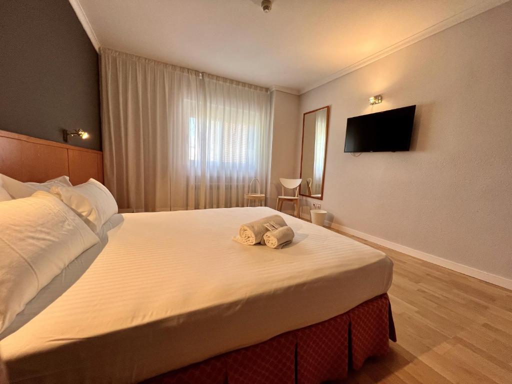 马德里AP Hotel Madrid Airport的酒店客房,配有带毛巾的床