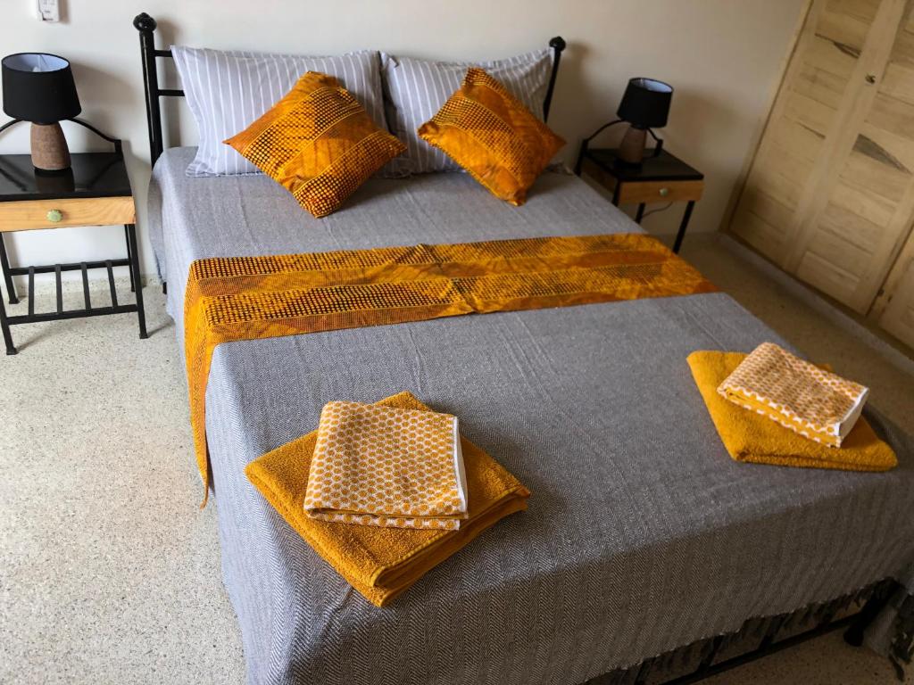 恩加帕鲁Agréable Villa LuLu sur la côte - La Somone的一间卧室配有一张带两个枕头的床