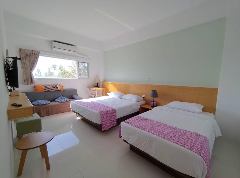 马公小茉莉民宿的酒店客房,设有两张床和一张沙发