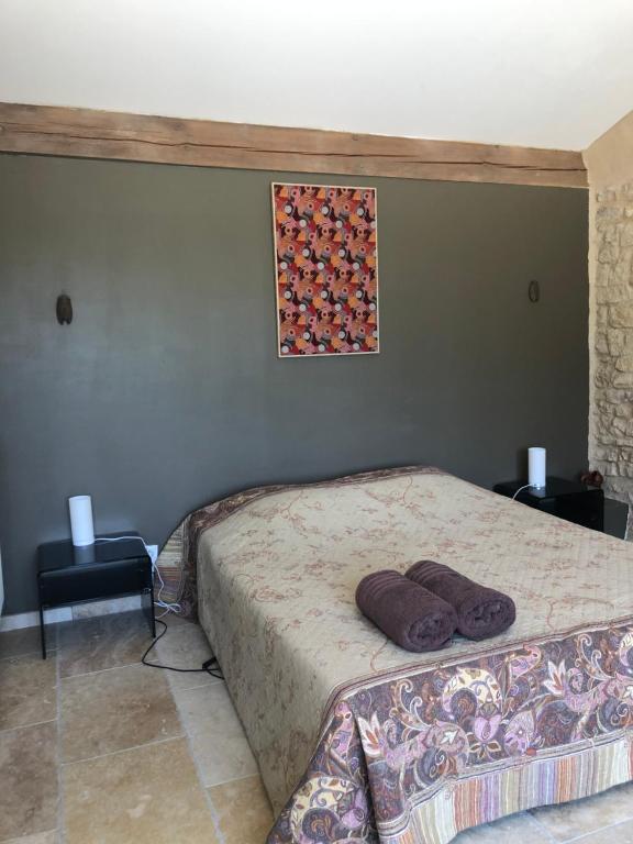 卡瓦永charmant loft à la campagne的一间卧室配有一张带两个枕头的床