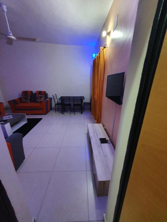 巴马科Appartement Meuble AU GOLF Bamako的客厅配有沙发和桌子