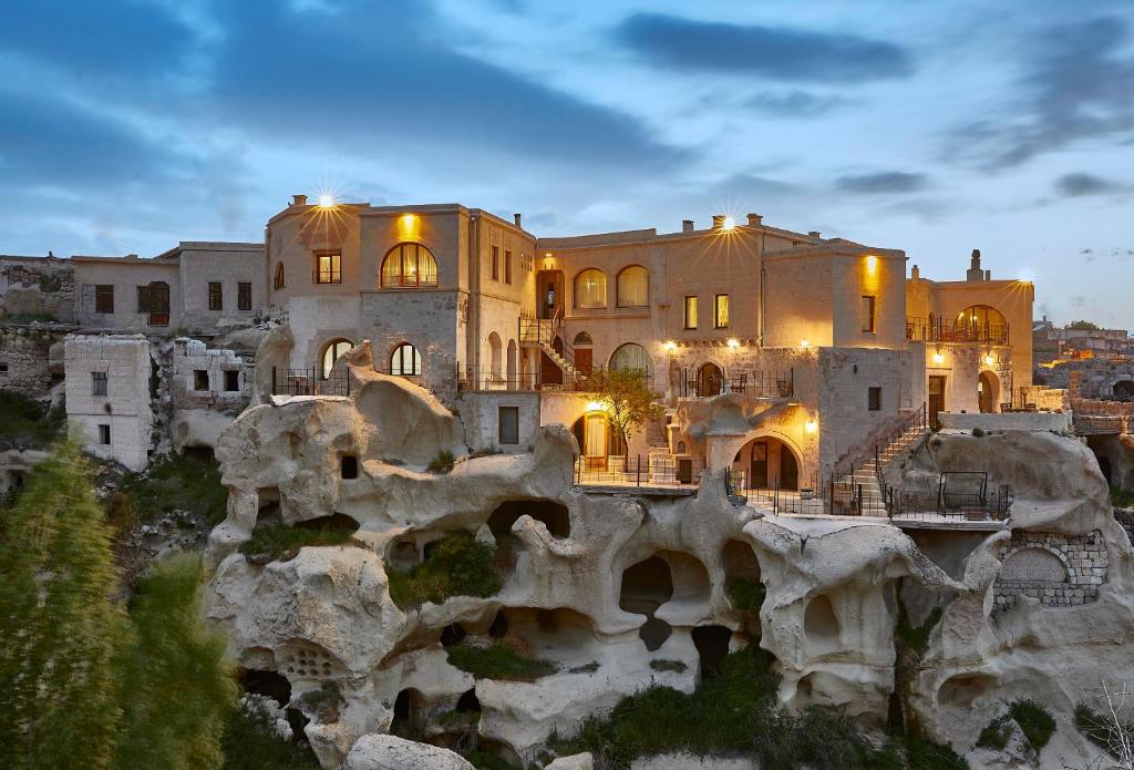 内夫谢希尔Charm Of Cappadocia Cave Suites的山崖上的一座大建筑