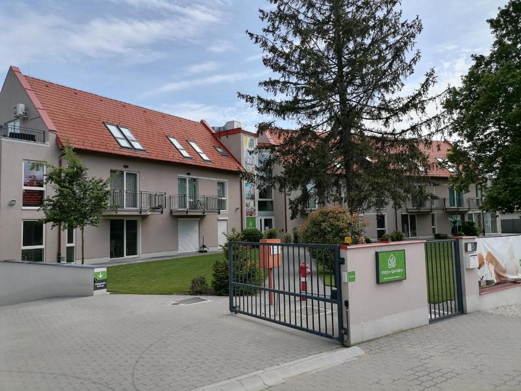 希欧福克Kapitány apartman的院子前有门的建筑物